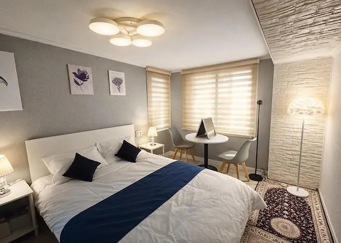 Hongdae 4min Walkㅣ1st Floorㅣ6peopleㅣ3 Queen Beds *