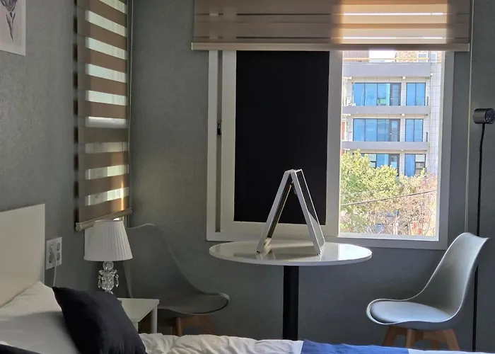 Hongdae 4min Walkㅣ1st Floorㅣ6peopleㅣ3 Queen Beds 公寓 *