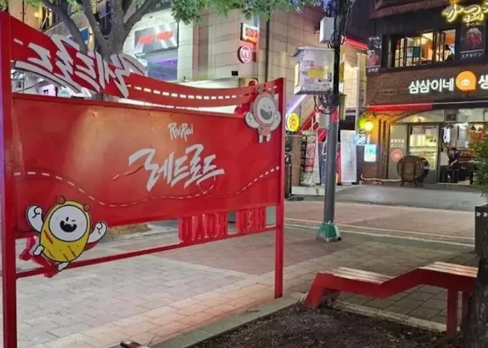 Hongdae 4min Walkㅣ1st Floorㅣ6peopleㅣ3 Queen Beds 公寓