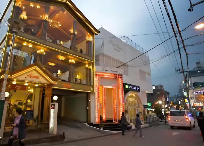 Hongdae 4min Walkㅣ1st Floorㅣ6peopleㅣ3 Queen Beds * 首爾